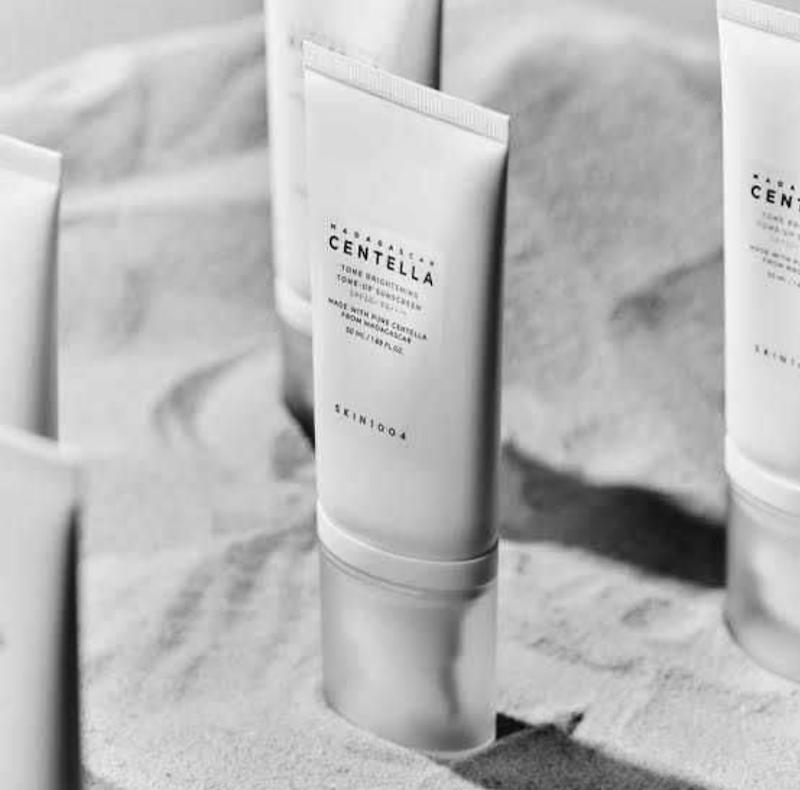 ضدآفتاب ضد لک و روشن کننده SPF50 سنتلا اسکین 1004 – 50ml