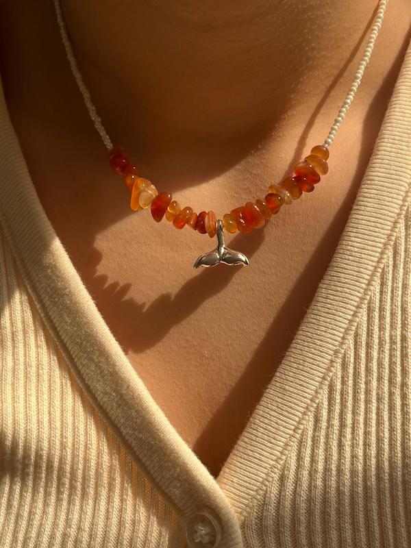 گردنبند دم وال نقره با سنگ کارنلین