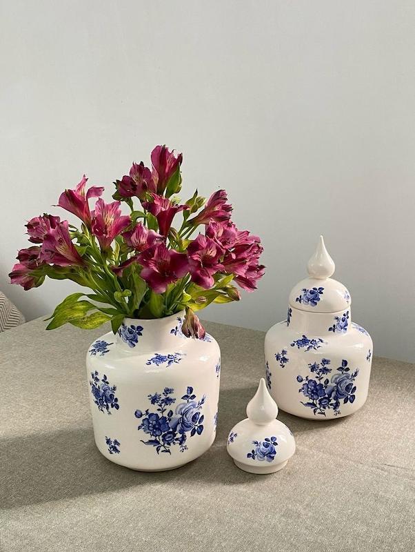 گلدان و جار سرامیکی کلاسیک با طرح گل آبی 