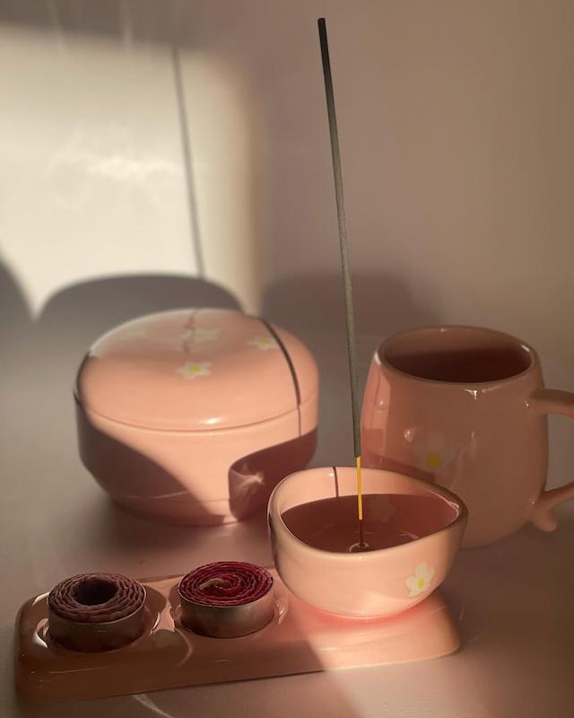 ست جا عودی و فنجان سرامیکی طرح گل صورتی