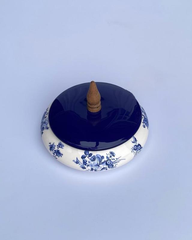 شکلات خوری سرامیکی با درب لاجوردی و نقوش گل آبی