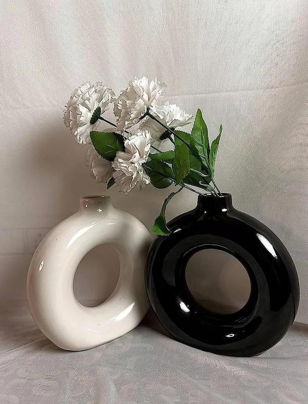 گلدان سرامیکی سفید و مشکی طرح دوناتی 