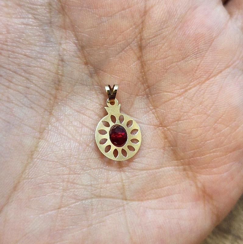 پلاک طلا دونه انار یلدایی (وزن سنگ کسر شده)