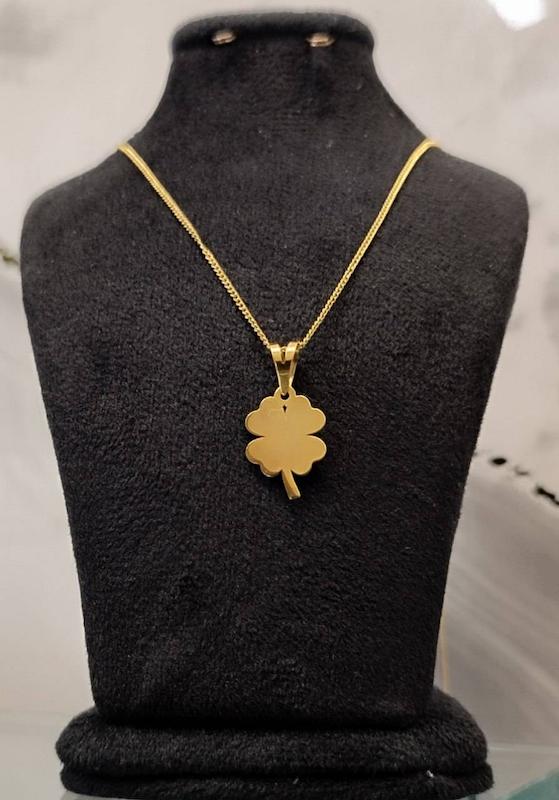 پلاک طلا 18 عیار با طرح شبدر 