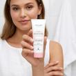 خرید کرم صورت روشن‌کننده گلو اسنشیالز اوریفلیم | حاوی ویتامین E و B3 و spf10