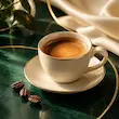 اسپرسو در فنجان سفید در کنار دانه‌های قهوه