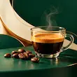 اسپرسوی تازه در فنجان شیشه‌ای کنار دانه‌های قهوه