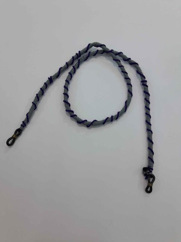 بند عینک بافتنی طوسی طرح دار