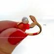 انگشتر دم وال و مروارید نگین دار فری سایز ضد حساسیت طلایی R9