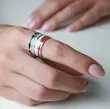نمای نزدیک از انگشتر آوند روی دست مدل که جزئیات میناکاری و ظرافت ساخت نقره 925 را به‌خوبی نمایش می‌دهد.