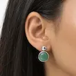 گوشواره نقره 925 با سنگ طبیعی عقیق سبز مدل کندی - عکس روی گوش مدل