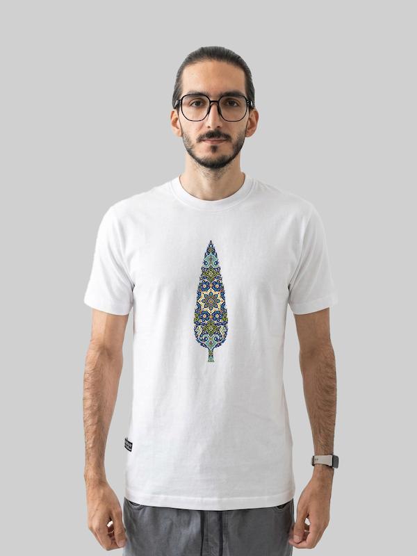 تیشرت طرح ایران | تلفیقی از تاریخ، هنر و فرهنگ ایرانی  تیشرت طرح ایران انتخابی برای کسانی است که دوست دارند بخشی از تاریخ، هنر و فرهنگ ایران را در استایل روزمره خود داشته باشند. این مجموعه شامل طرح‌هایی الهام‌گرفته از نقش‌ونگارهای ایرانی، نمادهای تاریخی، هنر سنتی، فرهنگ و هویت ایرانی است که با نگاهی مدرن روی تیشرت اجرا شده‌اند.  هر طرح در این مجموعه می‌تواند روایت متفاوتی از ایران داشته باشد؛ از نقش‌های اصیل ایرانی و الهام از هنرهای سنتی گرفته تا المان‌هایی که ریشه در تاریخ و فرهنگ این سرزمین دارند.  طراحی با الهام از ایران  ایران فقط یک نام روی نقشه نیست؛ پشت این نام، هزاران سال تاریخ، هنر، معماری، اسطوره، ادبیات و فرهنگ قرار دارد.  در مجموعه طرح‌های ایران تلاش شده این عناصر با زبان طراحی امروزی ترکیب شوند تا نتیجه، لباسی باشد که هم برای استایل مدرن مناسب باشد و هم نشانی از علاقه به فرهنگ و تاریخ ایران را در خود داشته باشد.  این تیشرت‌ها برای افرادی مناسب هستند که از طرح‌های معمول و تکراری فاصله می‌گیرند و به دنبال تیشرتی خاص با مفهوم و هویت هستند.  مناسب برای چه کسانی؟  علاقه‌مندان به تاریخ و فرهنگ ایران  علاقه‌مندان به هنر و نقش‌ونگارهای ایرانی  کسانی که به طرح‌های خاص و متفاوت علاقه دارند  افرادی که به دنبال ترکیب استایل مدرن با المان‌های ایرانی هستند  مناسب برای استفاده روزمره، کژوال و استایل خیابانی  مشخصات تیشرت  ویژگی  توضیحات  جنس  نخ پنبه‌ای  سایزها  L / XL / XXL  نوع سایزبندی  استاندارد  رنگ‌بندی  مشکی / سفید  نوع چاپ  چاپ با کیفیت و بادوام  مناسب برای  استایل روزمره، کژوال و خیابانی  ارسال  ارسال رایگان به سراسر ایران  رنگ‌بندی  تیشرت طرح ایران در دو رنگ مشکی و سفید ارائه می‌شود تا بتوانید متناسب با سبک شخصی خود انتخاب کنید.  مشکی: انتخابی مناسب برای استایل‌های مینیمال، خیابانی و جدی‌تر.  سفید: گزینه‌ای ساده و روشن برای استایل‌های کژوال و روزمره.  سایزبندی  این تیشرت در سایزهای L، XL و XXL و با سایزبندی استاندارد عرضه می‌شود. برای انتخاب دقیق‌تر، پیشنهاد می‌کنیم قبل از ثبت سفارش جدول سایزبندی محصول را بررسی کنید.  کیفیت چاپ و نگهداری  برای حفظ کیفیت چاپ و افزایش عمر تیشرت، توصیه می‌شود لباس را با آب سرد بشویید و از حرارت بالا هنگام شست‌وشو و اتوکشی مستقیم روی قسمت چاپ‌شده خودداری کنید.  چاپ با دقت روی پارچه اجرا شده تا در استفاده و شست‌وشوی صحیح، ظاهر طرح تا مدت طولانی حفظ شود.  چرا تیشرت طرح ایران؟  چون قرار نیست هر تیشرتی فقط یک لباس باشد.  تیشرت طرح ایران می‌تواند بخشی از سلیقه، علاقه و نگاه شما به تاریخ و فرهنگ این سرزمین را نشان دهد؛ یک طراحی مدرن با ریشه‌هایی در گذشته.  اگر به طرح‌های ایرانی، تاریخ ایران، هنر ایرانی و نقش‌ونگارهای اصیل علاقه دارید، این مجموعه می‌تواند یکی از متفاوت‌ترین انتخاب‌ها برای استایل شما باشد.  ویژگی‌های کلیدی  🇮🇷 الهام‌گرفته از تاریخ و فرهنگ ایران  🎨 ترکیب هنر و المان‌های ایرانی با طراحی مدرن  👕 جنس نخ پنبه‌ای  📏 سایزهای L / XL / XXL  ⚫⚪ قابل سفارش در رنگ مشکی و سفید  🖨️ چاپ با کیفیت  🚚 ارسال رایگان به سراسر ایران  🔥 مناسب برای استایل کژوال و خیابانی  کلمات کلیدی سئو  تیشرت طرح ایران، تیشرت ایرانی، تیشرت طرح ایرانی، تیشرت تاریخ ایران، تیشرت فرهنگ ایرانی، تیشرت با طرح ایران، تیشرت طرح تاریخی، تیشرت نقش ایرانی، تیشرت نقش و نگار ایرانی، لباس با طرح ایرانی، لباس ایرانی مدرن، تیشرت خاص ایرانی، خرید تیشرت طرح ایران، تیشرت مردانه طرح ایران، تیشرت طرح فرهنگ ایران