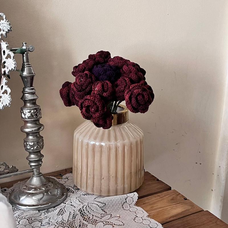 گل رز زرشکی بافتنی