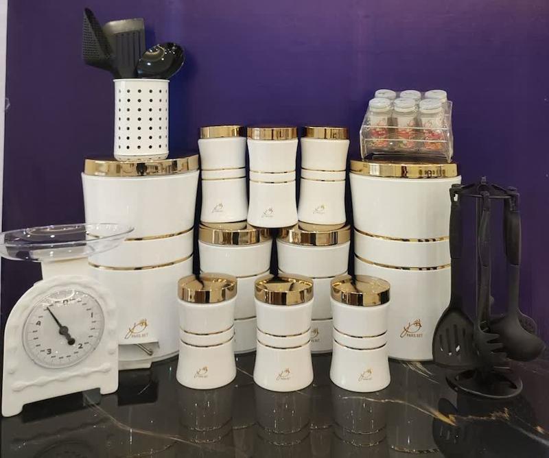 سرویس آشپزخانه ۲۹ پارچه  پارس ست  سفید ومشکی کمر طلا درب طلایی   