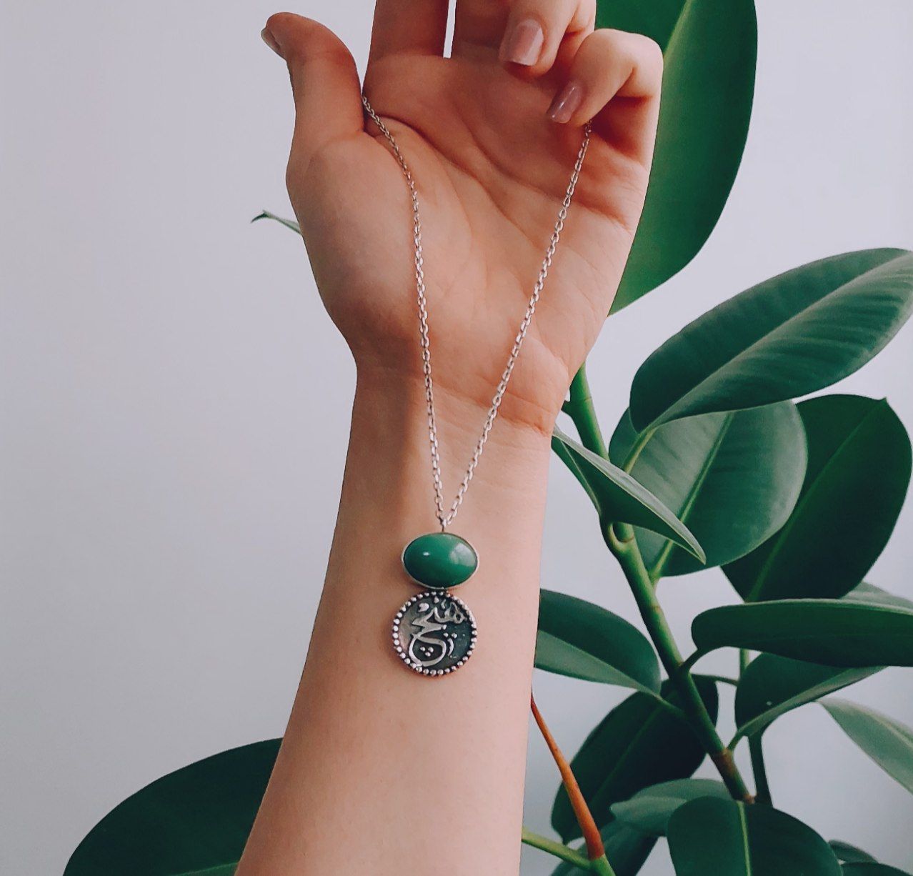 گردنبند نقره سکه هیچ و سنگ عقیق سبز