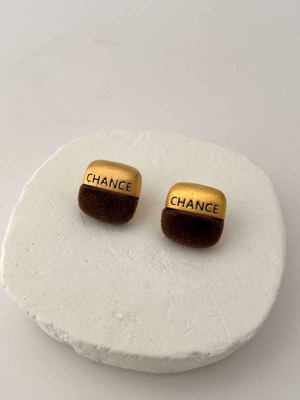 گوشواره شنل مخملی قهوه ای 