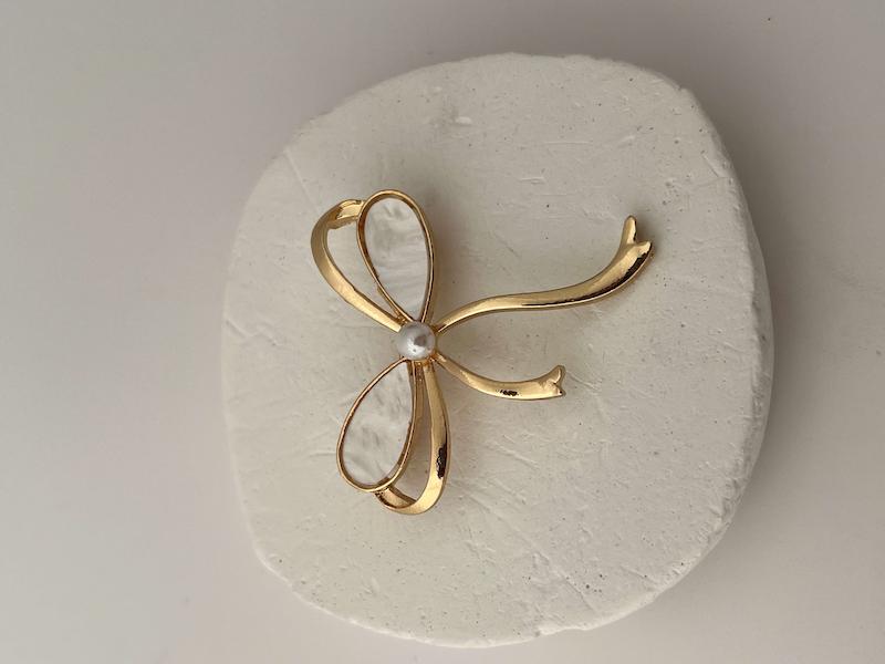 گل سینه صدفی مرواریدی 