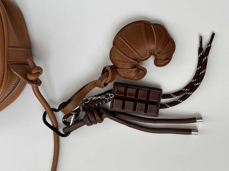 چارم بگ کروسان چرمی 