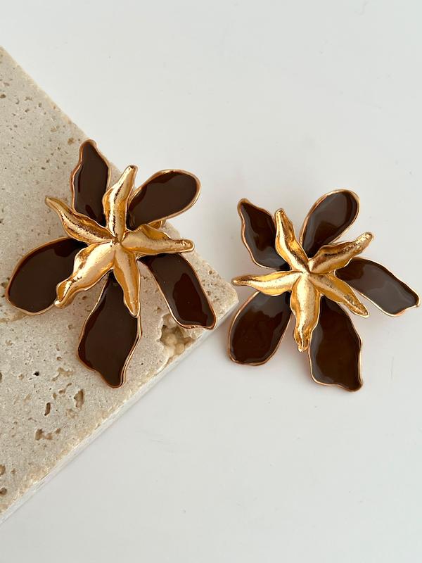 گوشواره گل مینا کاری قهوه ای 