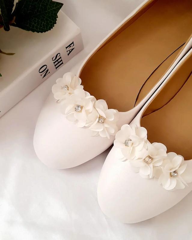 عروسکی سفید گل نگینی 