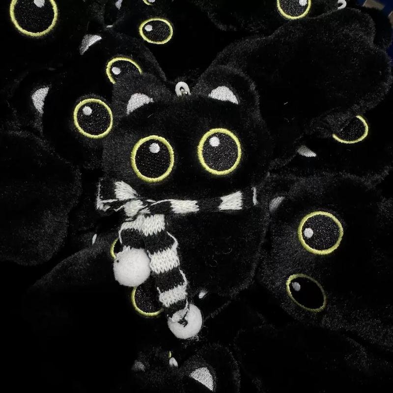 عروسک گربه سیاه