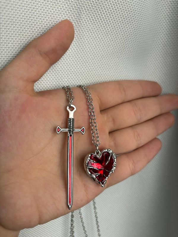 گردنبند های ست قلب و شمشیر