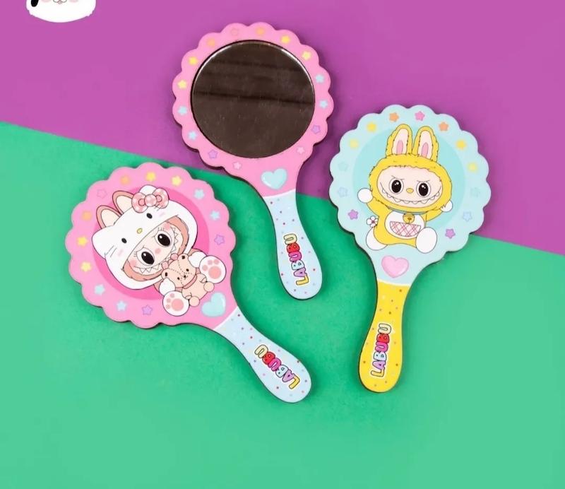 آینه دسته دار دالبر چوبی طرح لبوبو