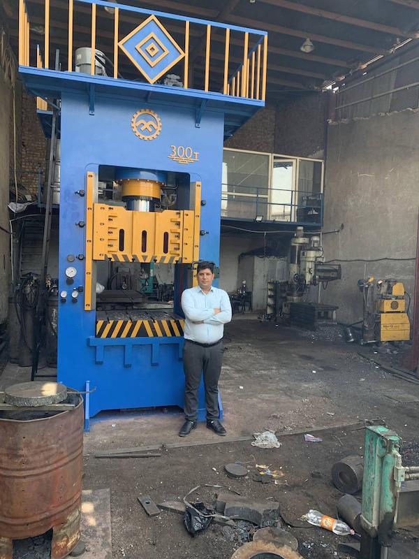 پرس هیدرولیک دروازه‌ای 300 تن H-Frame