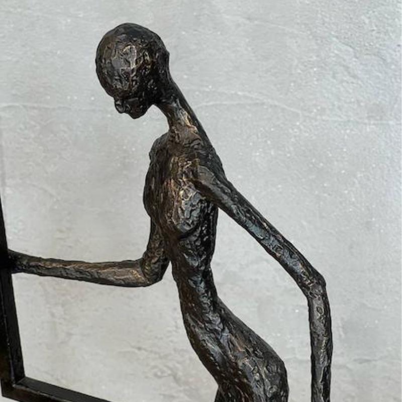 مجسمه دکوری رومیزی مدرن فلزی کادر رهایی