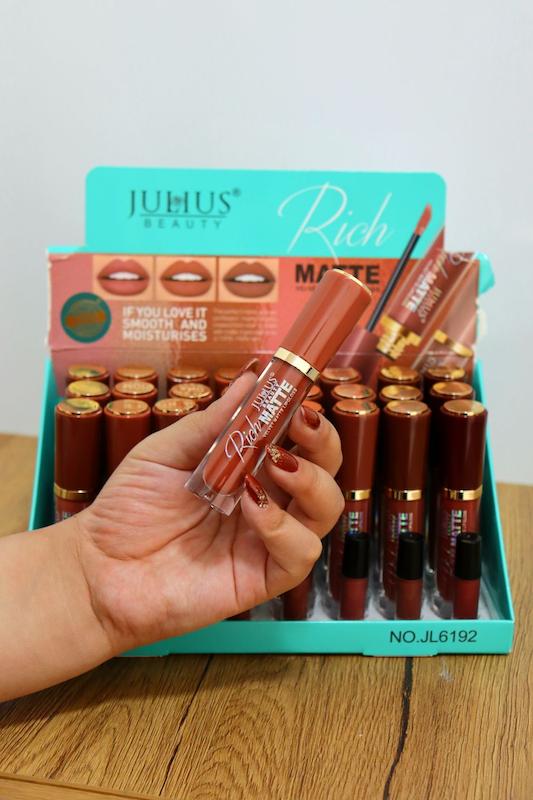 رژلب مایع ۲۴ ساعته