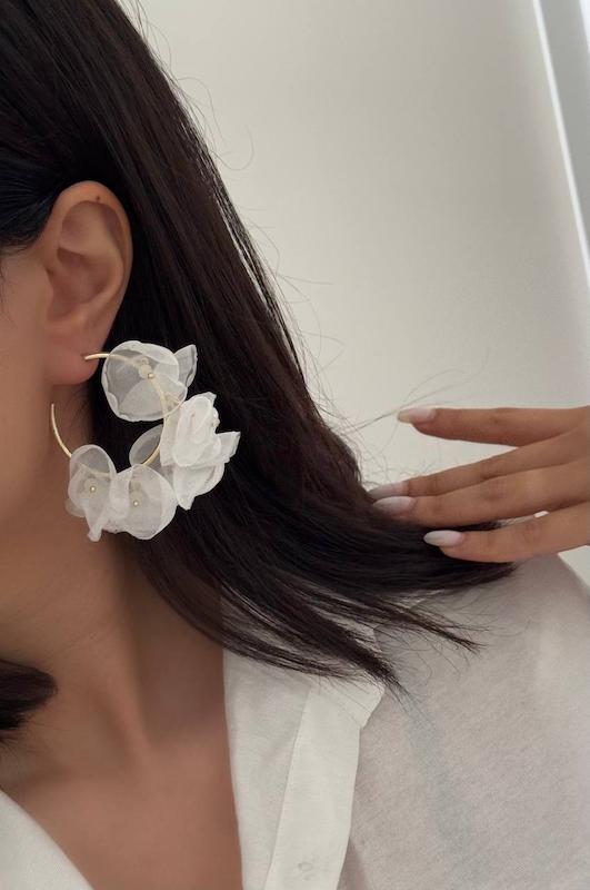 گوشواره حلقه‌ای با گل پارچه ای