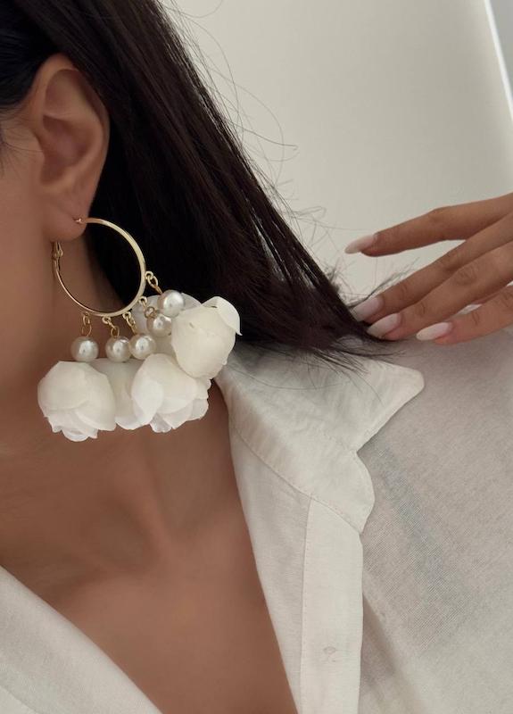 گوشواره حلقه‌ای با آویز گل پارچه ای