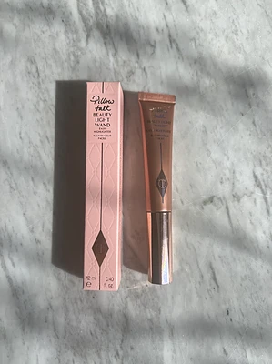 هایلایتر مایع شارلوت تیلبری اصل اروپایی مدل هالیوود بیوتی لایت واند حجم ۵میل دلوکس CHARLOTTE TILBURY BEAUTY LIGHT WAND SPOTLIGHT My candlelit gold liquid highlighter