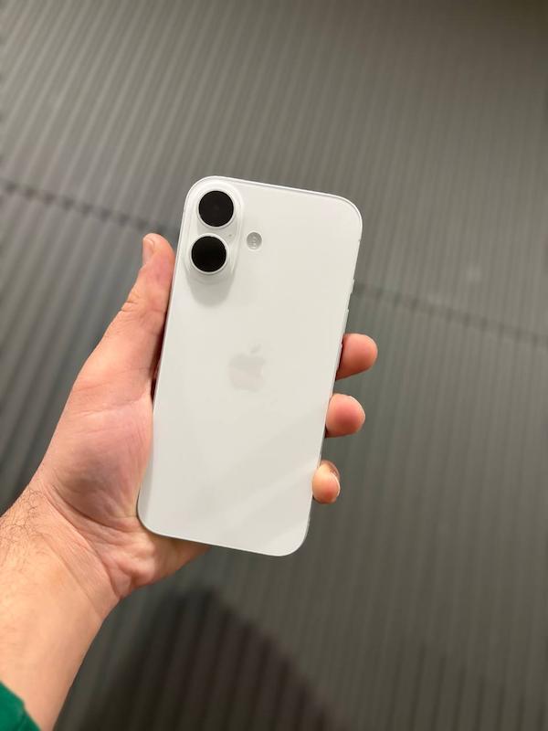 گوشی موبایل اپل کارکرده مدل iPhone 16 CH دو سیم کارت ظرفیت 128 گیگابایت و رم 8 گیگابایت باتری 100 تعداد دفعات شارژ 1 بار همراه با ریجستری و گارانتی شرکتی