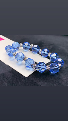 دستبند کشی رنگ بسیار جذاب و گوی های شفاف آبی 