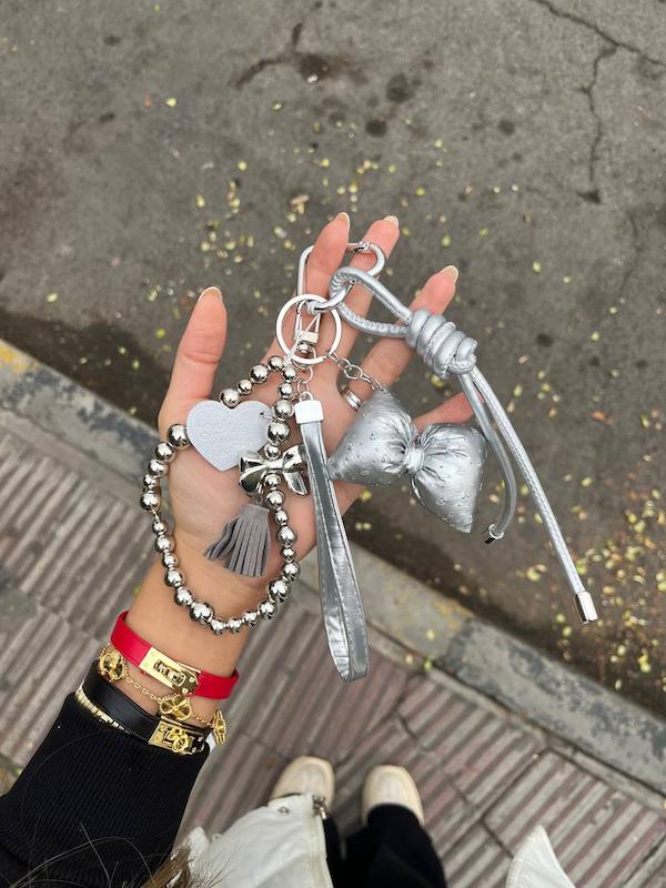 چارم پاپيون و آويز گوي دار