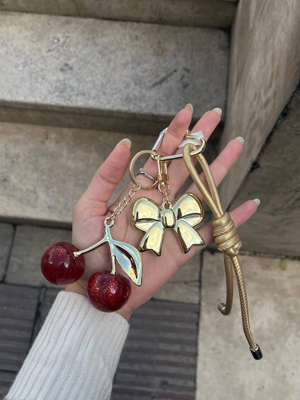 چارم بگ گیلاس و پاپیون 