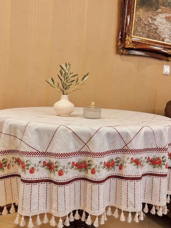 رومیزی گرد طرح توت فرنگی 
