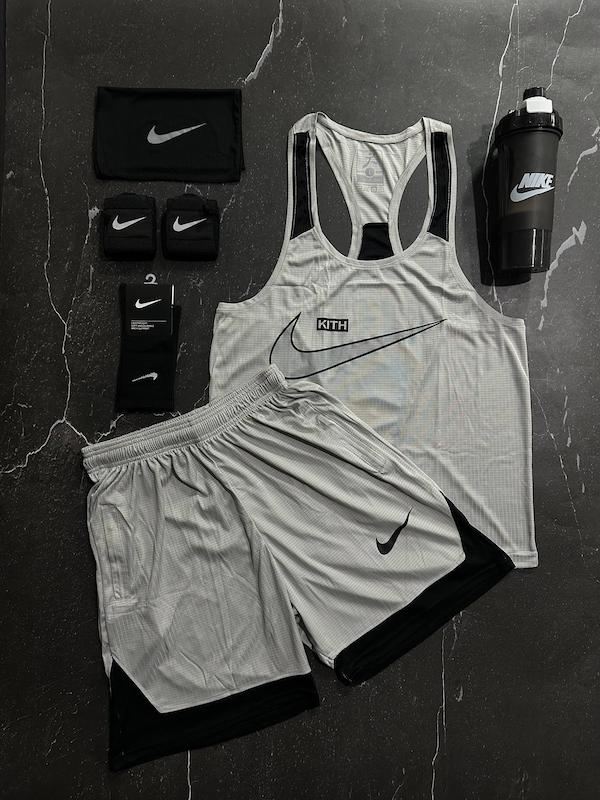 پکیج کد E1859 شامل رکابی قهرمانی + شلوارک + اسکارف + شیکر دوتیکه + مچ بند چسب نانو + جوراب ساقدار با تم طوسی مشکی 🖤😎 