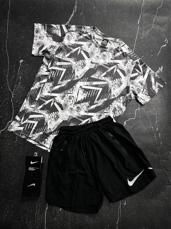 پکیج کد E1945 شامل تیشرت + شلوارک + جوراب ساقدار با تم سفید مشکی 😎🔥