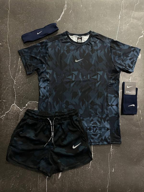 پکیج کد E1954 شامل تیشرت + شلوارک + جوراب ساقدار + هدبند با تم سرمه ای😎🔥