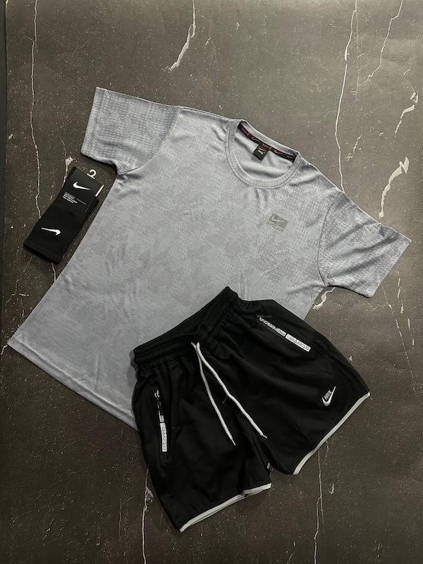 پکیج کد S3071 شامل تیشرت + شلوارک + جوراب با تم طوسی