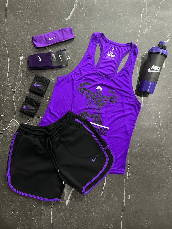 پکیج کد S3359 ست بدنسازی مردانه طرح بیست مود با تم بنفش مشکی 💜🖤  شامل رکابی قهرمانی + شلوارک + هدبند + جوراب ساقدار + شیکر دو تیکه + مچ بند چسب نانو 💪