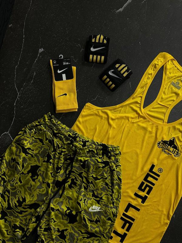 پکیج کد S3378 ست بدنسازی مردانه طرح نایک  با تم زرد 💛🔥  شامل رکابی + شلوارک + مچبند + جوراب ساقدار + شیکر دو تیکه