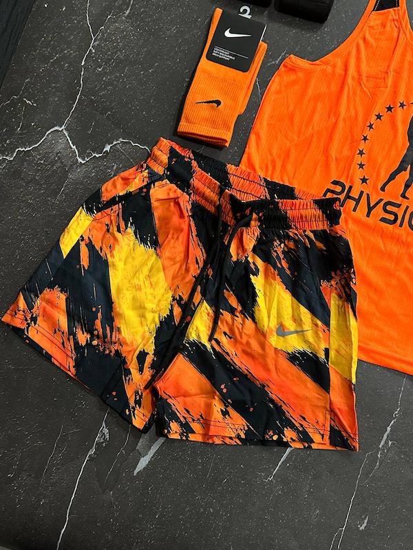 پکیج کد S3390 ست بدنسازی مردانه طرح فیزیک با تم نارنجی مشکی 🧡🔥  شامل رکابی + شلوارک + مچبند + جوراب ساقدار + شیکر دو تیکه + هدبند