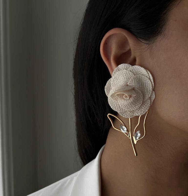 گوشواره گل پارچه ای شیری