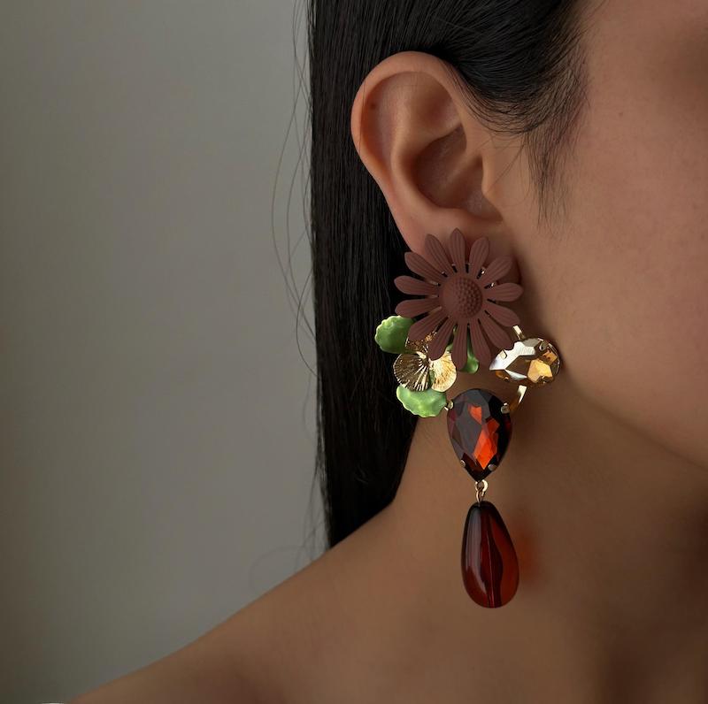 گوشواره گل قهوه ای آویز دار