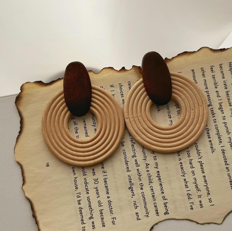 گوشواره چوب طبیعی گرد دو رنگ