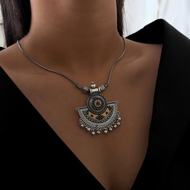 گردنبند کستینگ گرد و نیم دایره