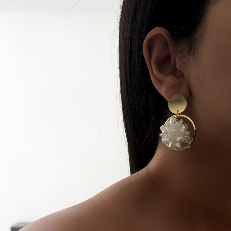 گوشواره گل حلقه ای نگین دار